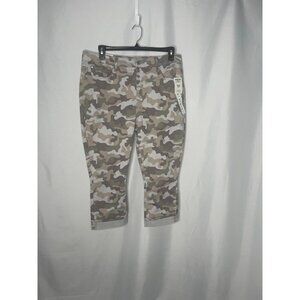Signature By Levi Strauss Womens Mid-Rise Camo Capri Pants Size 18 W34 NWT
